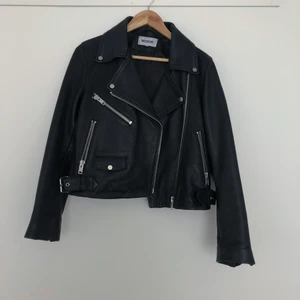 Skinnjacka - Fint skick, hittar inget att anmärka på. Stora och många fickor. 