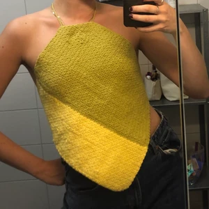 Virkad halterneck topp  - Virkad halternecktopp! Passar M-L skulle jag säga :)