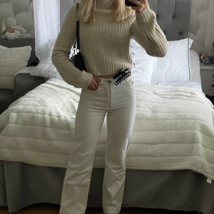 Stickad tröja - Skön stickad tröja från Monki som är beige och lite högre i halsen. Kan sticka lite lite i början men efter en liten stund känns det inte alls! (Köparen står för frakten!)