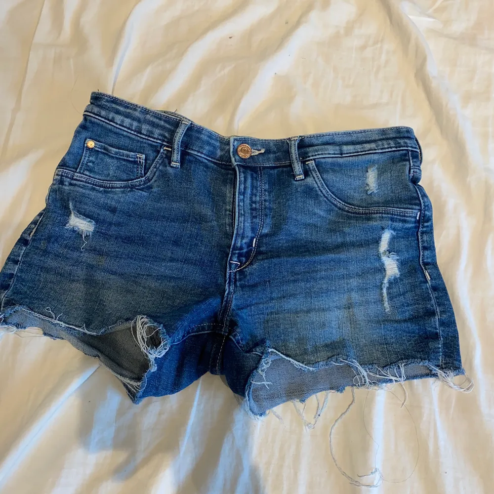 Jeans shorts i storleken 170, passar som en S skulle jag nog säga. De är midrise och är väldigt bekväma, shortsen har väldigt mycke slitningar ( köpta så ). Sitter även väldigt fint 💕. Shorts.