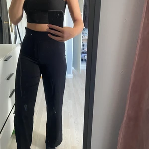 Svarta raka byxor  - Ett par jättesköna raka byxor från bikbok, säljer då de är alldeles för små för mig!