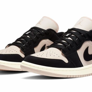 Nike air 1 Jordan low guava ice - säljer mina absoluta favoritskor då de tyvärr är lite för små 😩. Köpte dom på Plick för ca ett halvår sedan och använda sparsamt. De är i jättefint skick, liite smutsiga vilken går lätt att fixa. Tvättar dom såklart innan jag skickat iväg dom 🤍☺️, köpta för 2000! HÖJ BUDGIVNING MED MINST 50kr ❤️