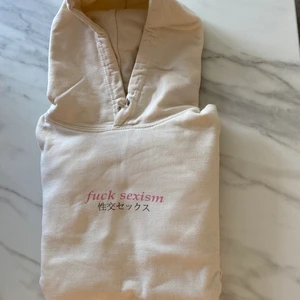 Hoodie - Text ”fuck sexism”. Storlek S. Knappt använd