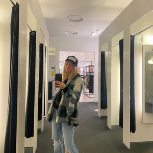 Höst jacka  - säljer nu min gröna flanelljacka, köpt 2020 men aldrig använt passar bra till nästan allt, den är i väldigt bra skick ser ut som ny ! 💚💚💚💚💚