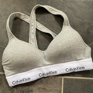 Calvin Klein - topp - Topp/bh från Calvin Klein som är använd fåtal gånger så är i fint skick! Säljer för 100 + frakt 🖤