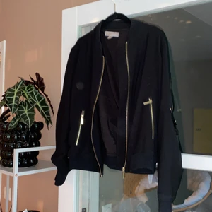 Bombarjacka Michael Kors strl S  - Supersnygg svart bombarjacka i storlek small från Michael Kors. Passar även medium. Fint skick. 