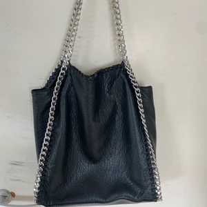 Stella McCartney liknande väska - ⚡️Säljer denna jättefina väska som liknar StellaMcCartney! Märket är TIAMO⚡️ skicket är jättebra! Rymmer mycket! ⚡️DIREKTPRIS = 550kr+frakt⚡️