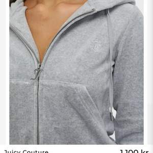 En grå Juicy couture tröja i storlek M, väldigt bra skick då den är knappt använd, köpt för 1100kr 