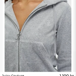 Juicy Couture tröja - En grå Juicy couture tröja i storlek M, väldigt bra skick då den är knappt använd, köpt för 1100kr 