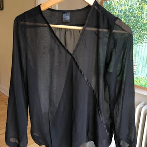 Snygg blus! - Svart/transparent blus med snygg skärning från Ellos i strl S!