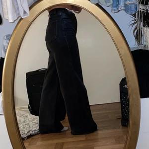 Grå svarta jeans - Gråsvarta jeans med breda ben. Säljer för att dom är för långa för mig