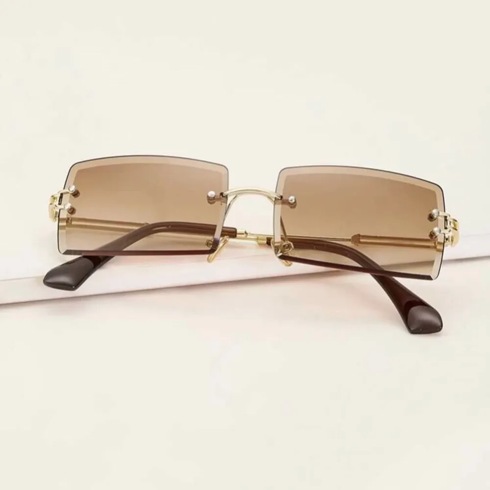 Ett par Y2K inspirerande glasögon. Råkade köpa två därav säljer jag ett par:) aldrig använda. Accessoarer.