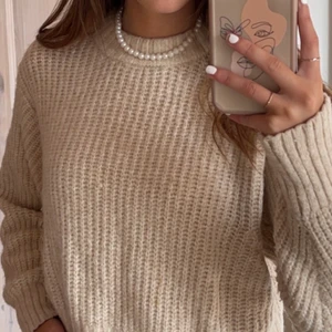 Tröja - En väldigt fin stickad tröja från monki i storlek xxs (lite större i storleken) så den passar till s. Köpte för 300kr