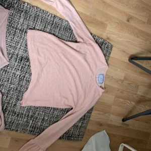 Plagg använt tre till två gånger  -  Plagg väldigt stretch shit har detaljer på ärmarna väldigt rent mysigt är i färgen ljus rosa men lite vita detaljer finns på väldigt fint och långa ärmar men har använt det till 3 till 2 gånger 
