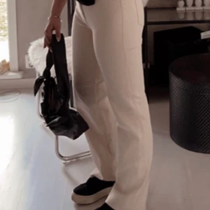 Beigea vida jeans - Oanvända beigea vida jeans från H&M. Lappen är bortdragen men som sagt aldrig använda! Hänger fint över skorna på mig som är 175cm. Storlek M.                                                          Givet pris eller bud💕