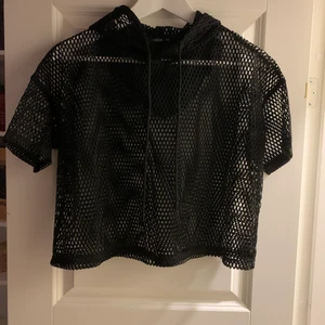 T-shirt nät - T-shirt i nät. Supersnygg över träningskläder eller om man har en mer streetig/sportig stil. 