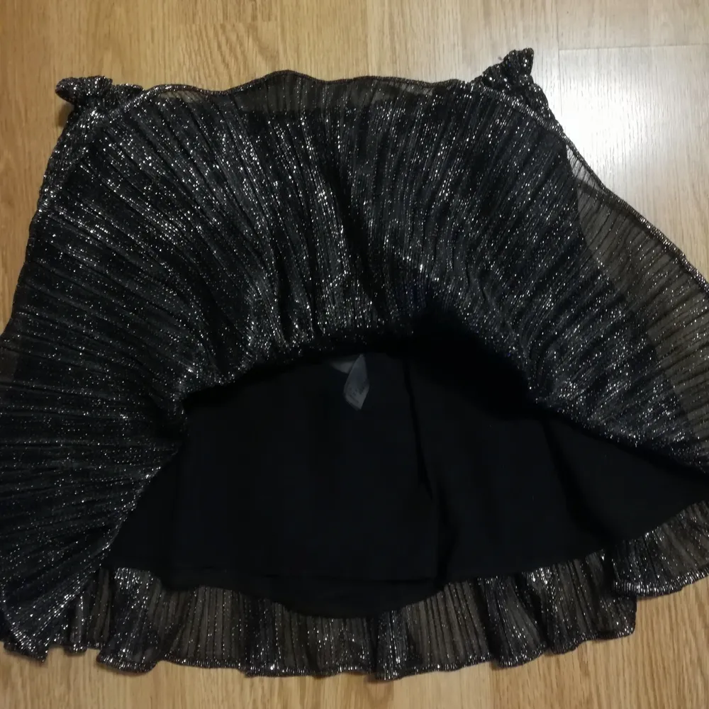 Glittrig kjol från ZARA. Använd endast en gång. Passar båda S och XS. Först bild är lånad. Köparen står för frakten (185kr + frakt). Ni kan fråga för mer bilder 💕💥💭🙌💁‍♀️. Kjolar.