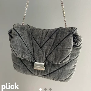 Fin zara väska - Super fin o rymlig zara väska i grå! LÅNAD BILD! Säljer pga den inte kommer till användning då ja just köpt en ny väska. Väldigt fin lite större väska perfekt till skolan! Använd extremt få gånger💕