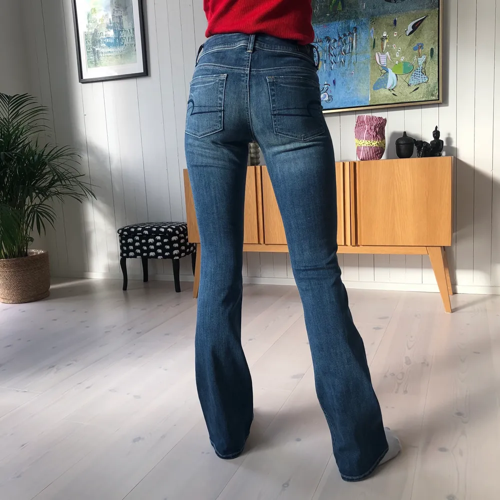 Perfekta y2k jeans!💞 Oanvända och i perfekt skick! Modellen är 172cm och de släpar i marken på henne. De är även ganska stretchiga. Kan mötas i sthlm eller frakta men då står köparen för frakt. Skriv vid frågor!🥰💕. Jeans & Byxor.