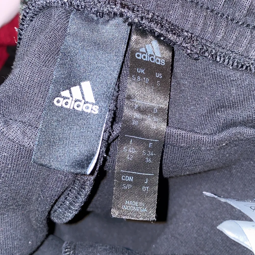 SÄLJER SNYGGA ADIDAD MJUKISBYXOR I SVART STORLEK 36-S för korta för mig men älskade dem endå men väljer att sälja nu för jag inte använder. Bra skick.. Jeans & Byxor.