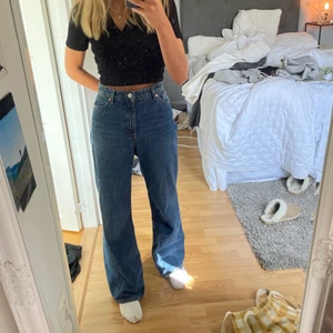 Monki jeans - Säljer dessa monki jeans i modellen Yoko då dem har blivit förstora (därav håller jag ihop dem där bak) Använda ett par gånger men ingenting som syns, meddela mig om du har fler frågor eller fler bilder önskas !köparen står för frakten!
