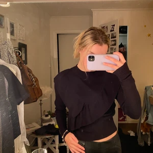 Tröja från Gina Tricot  - Svart stickad tröja som passar till allt från Gina tricot. Bra sick i storlek xs som jag älskar men säljer pga flytt🤗