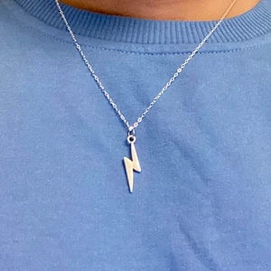 Blixt halsband  - Lägger upp igen då många ville se hur det såg ut på, finns i både guld och silver, halsbandet är 42cm men går att välja längd själv 💖