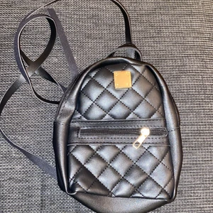 Vet ej - Helt ny väska en liten ryggsäck längden är 16,5cm + frakt den är helt ny original pris 44kr