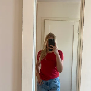 Tommy hilfiger  - Tommy hilfiger t-shirt i storlek S . Köparen står för frakten 