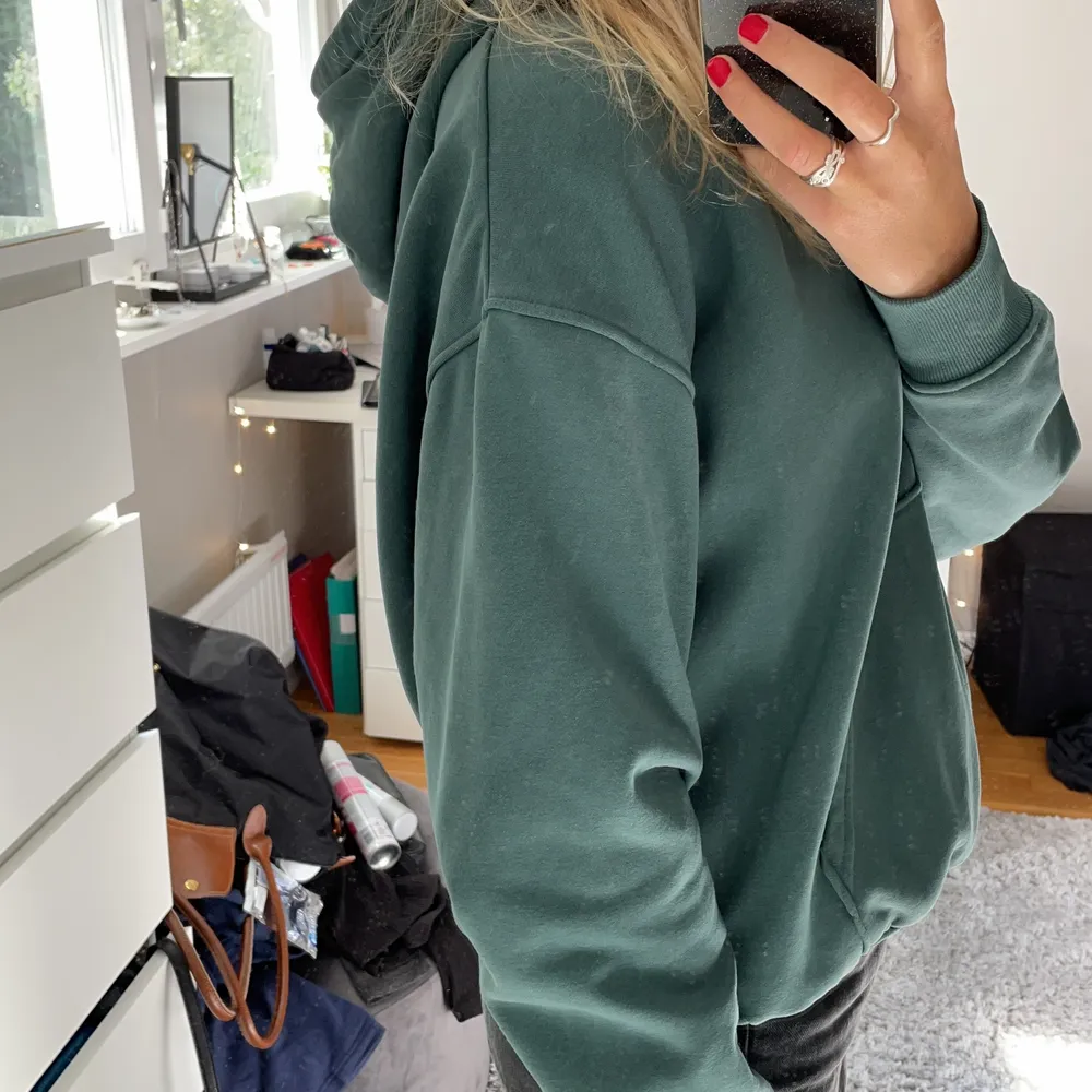 supersnygg hoodie i perfekt grön färg från weekday, storlek xs men passar på mig som är s. Hoodies.
