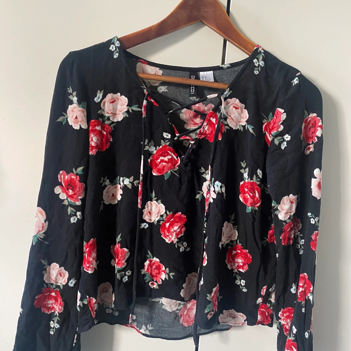 Blommig blus med knytning  - 90