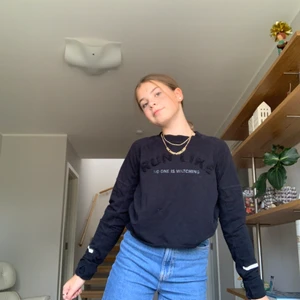 Sweatshirt - Säljer denna gulliga svarta sweatshirt från H&M! Är egentligen en sport sweatshirt men går lika bra till ett par vanliga jeans. Annars bra nu till hösten om man ska träna ute 😋 Fick den secondhand för ett tag sen, ganska bra skick! Lite långa armar för mig men de går att vika in de. Pris inklusive frakt 📦 