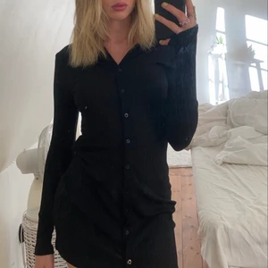 klänning - en sådan klänning som alla har! super fin och super skön! jag är XS/S i klänningar och 165cm