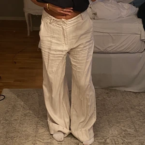 Linnebyxor - Skitsnygga liknande linnebyxor. Säljes pågrund av för alldeles för långa, älskar dock den stora modellen! Är i strl 36 men sitter som minst en 38a