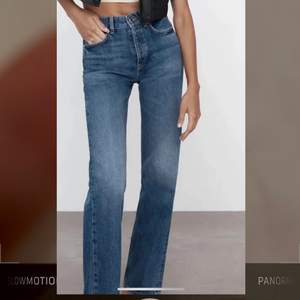 Säljer ett par zara jeans, jag köpte dom här från en tjej på plick men dom var för långa på mig! Dom är i ny skick och färgen är som på andra bilden!!💞