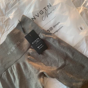 NVGTN Leggings  - Nyköpta leggings från NVGTN, khaki green contour seamless leggings i storlek S. Extremt stretchiga tights, hade passat någon i både XS, S samt M. Formar midjan och rumpan 😍 (på sista bilden har jag på mig ett par blåa)