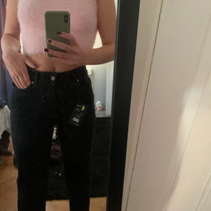 Svarta jeans  - Svarta jeans från bikbok, oanvända med prislapp kvar☺️ strl M men skulle säga att de snarare är än S.