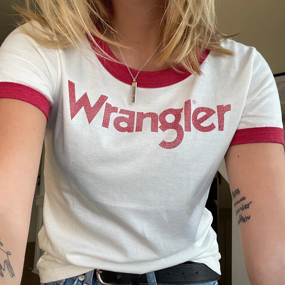 Säljes då den inte kommer till användning längre! T-shirt från retromärket wrangler, storlek S, men passar nog XS-S 🥰 . T-shirts.