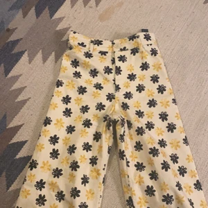 Blommiga byxor från zara  - Igga mattan lol, de kostade 400 när ja köpte de och har typ använt de två ggr. Höga i midjan och vida. Skriv gärna om ni har frågor 