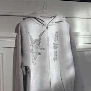Söker en oneofone hoodie!! - Söker en oneofone hoodie, antingen zip eller vanlig i storlek S eller M, hör gärna av er om det är någon som har de!🤍
