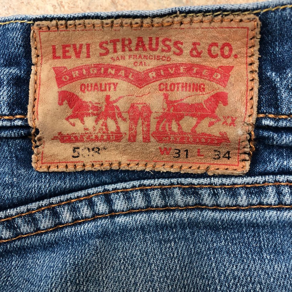 Levi’s 508, snyggt slitna, uppklippta en bit nertill. Strlk W31 L34. Jeans & Byxor.