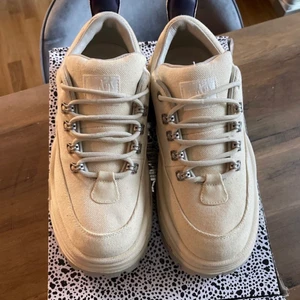 Eytys - Säljer två par Eytys skor för 1500 kr styck i färgerna ecru och suede. Nypris var 2600 kr och 2400 kr