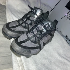 Nike air vapormax. EU 40,5 - Skorna är i bra skick. Säljer dessa pga dem är för små för mig och har varit det i ett tag. Skriv privat för mer bilder och annan info osv.  [Ny pris 1700 kr]