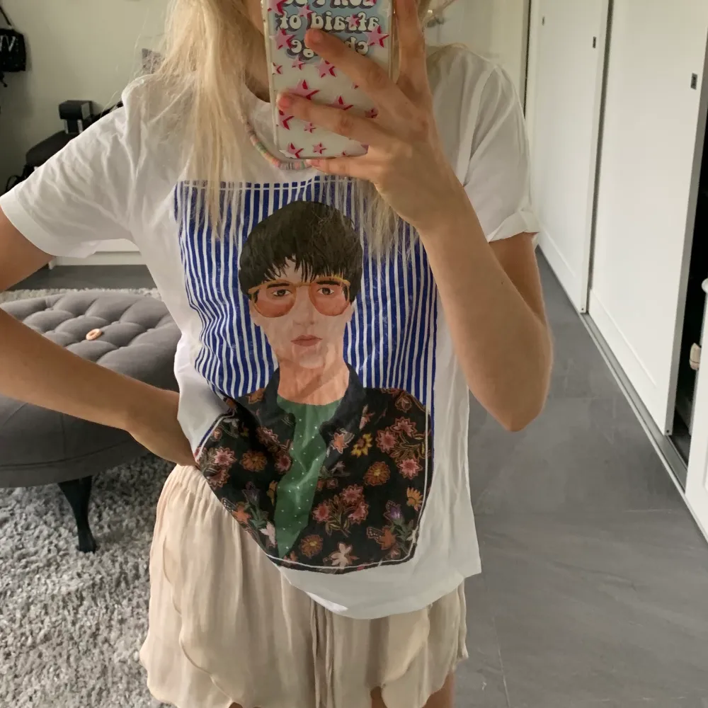 Såå cool zara t-shirt💙🧡❤️. T-shirts.