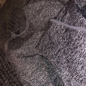 GRÅTT GYMSETT ST#S - Grått gym sett i storlek S, passar perfekt och bra kvalite, ej stretchiga🤍