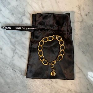 Snö of Sweden Armband - Superfint guldigt armband ifrån Snö of Sweden.  Kommer i orginalpåse. GRATIS FRAKT!