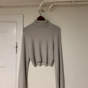 Stickad tröja från NAKD strl. 34 - I princip oanvänd stickad tröja i strl. 34