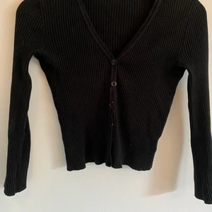 svart kofta/tröja/topp - Liten i storleken, rekommenderar att de som brukar köpa petit storlekar köper denna. Använd fåtal gånger innan den blev för liten. 