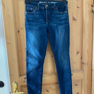 Jeans från Bikbok strl M - Säljes billigt då ena sömnen på fickan släppt lite. Sköna och åt det lägre hållet i midjan!