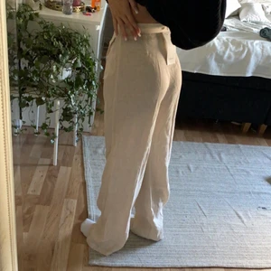 Bershka linnebyxor med pressveck  - Säljer mina super fina linne byxor ifrån bershka som aldrig blivit använda (lappen finns kvar), lite för långa för mig som är 164cm. Nypris 299kr säljer för 199kr om de inte är flera intresserade då blir de budgivning. Bara att höra av sig om man har frågor eller vill ha flera bilder!!❤️❤️ (köparen står för frakten) 